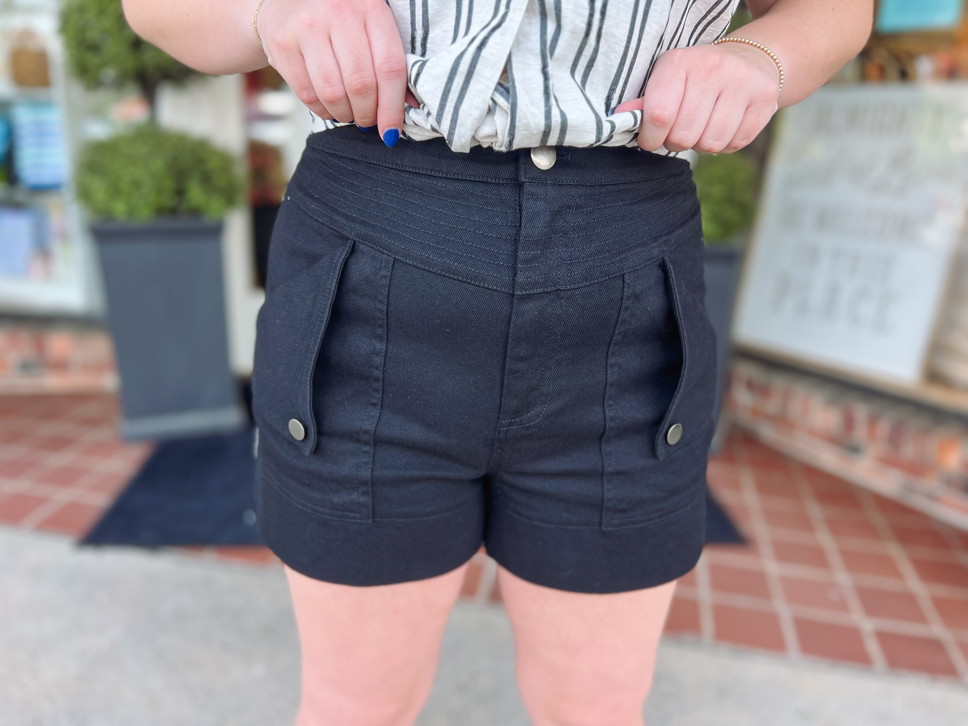 The Anslee Shorts in Black