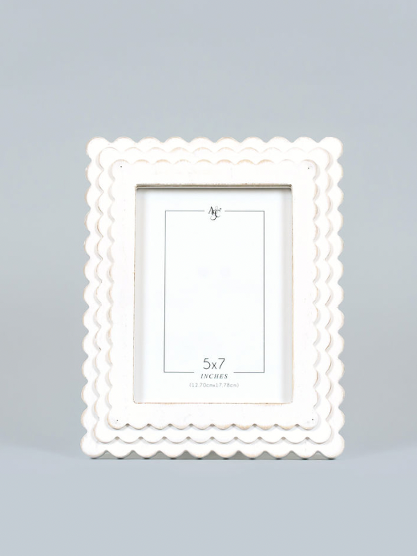 Scalloped Wood 5x7 Picture Frame