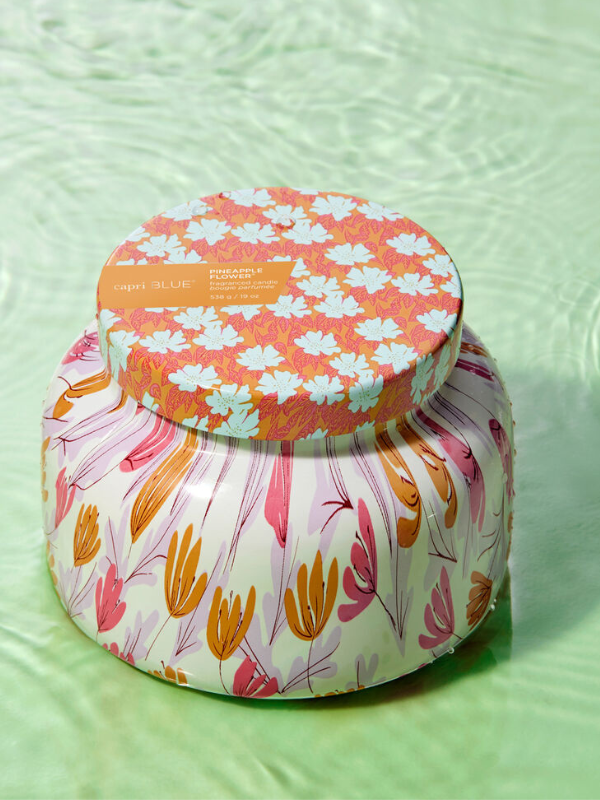 This Signature Jar makes your tropical dreams come true with two flirty patterns and a fragrance full of sunshine.