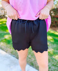 Black scallop shorts with elastic waistband 