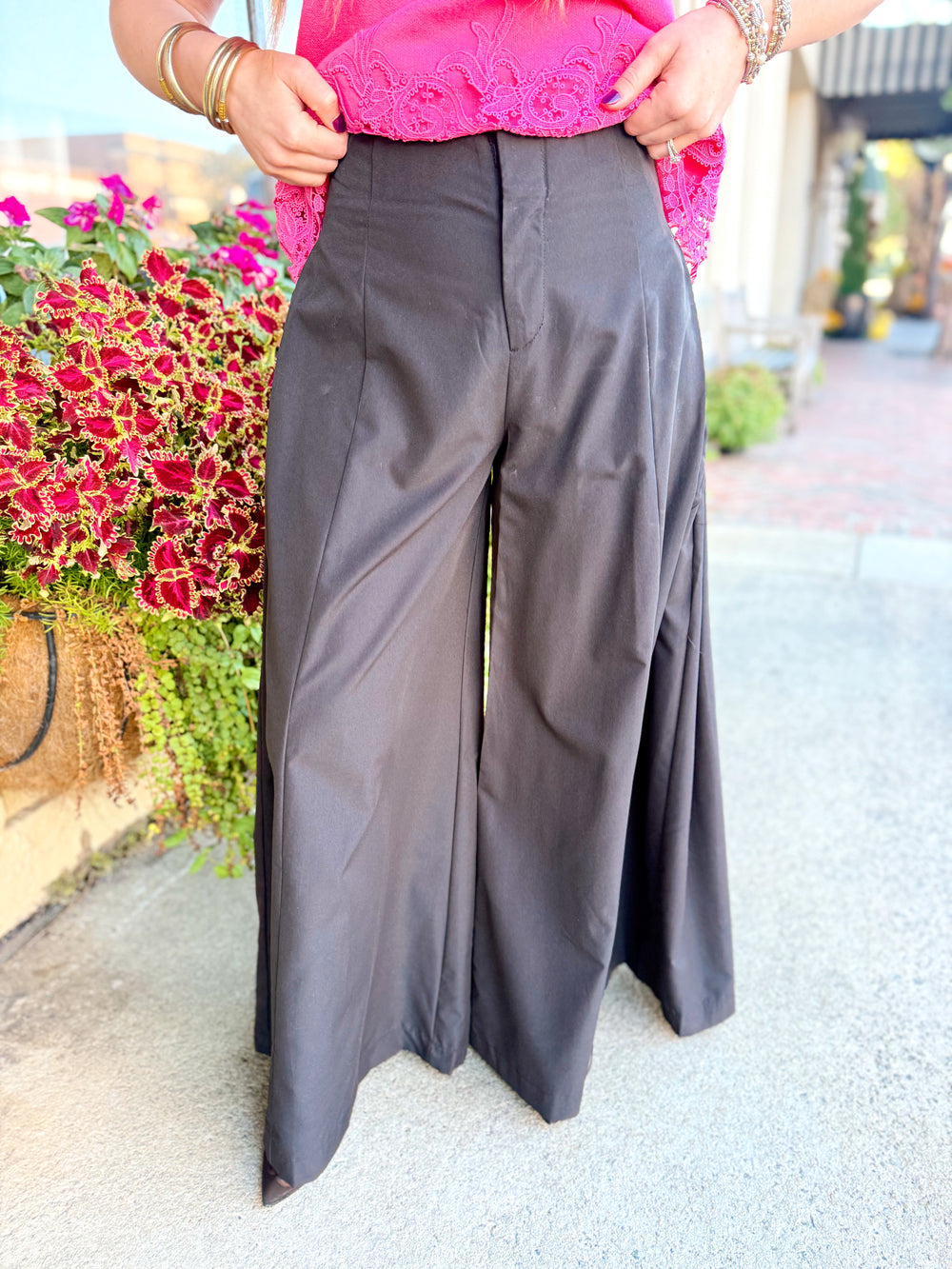 These black palazzo pants feature a flattering high-rise waist and an ultra-wide leg silhouette that creates a dramatic, flowy look.