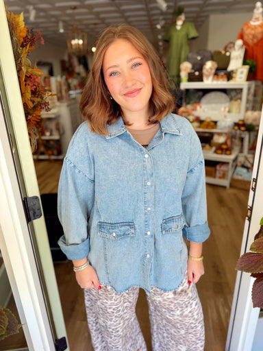 This top features a relaxed, oversized silhouette with a classic collar, snap-button front, and oversized flap pockets. 