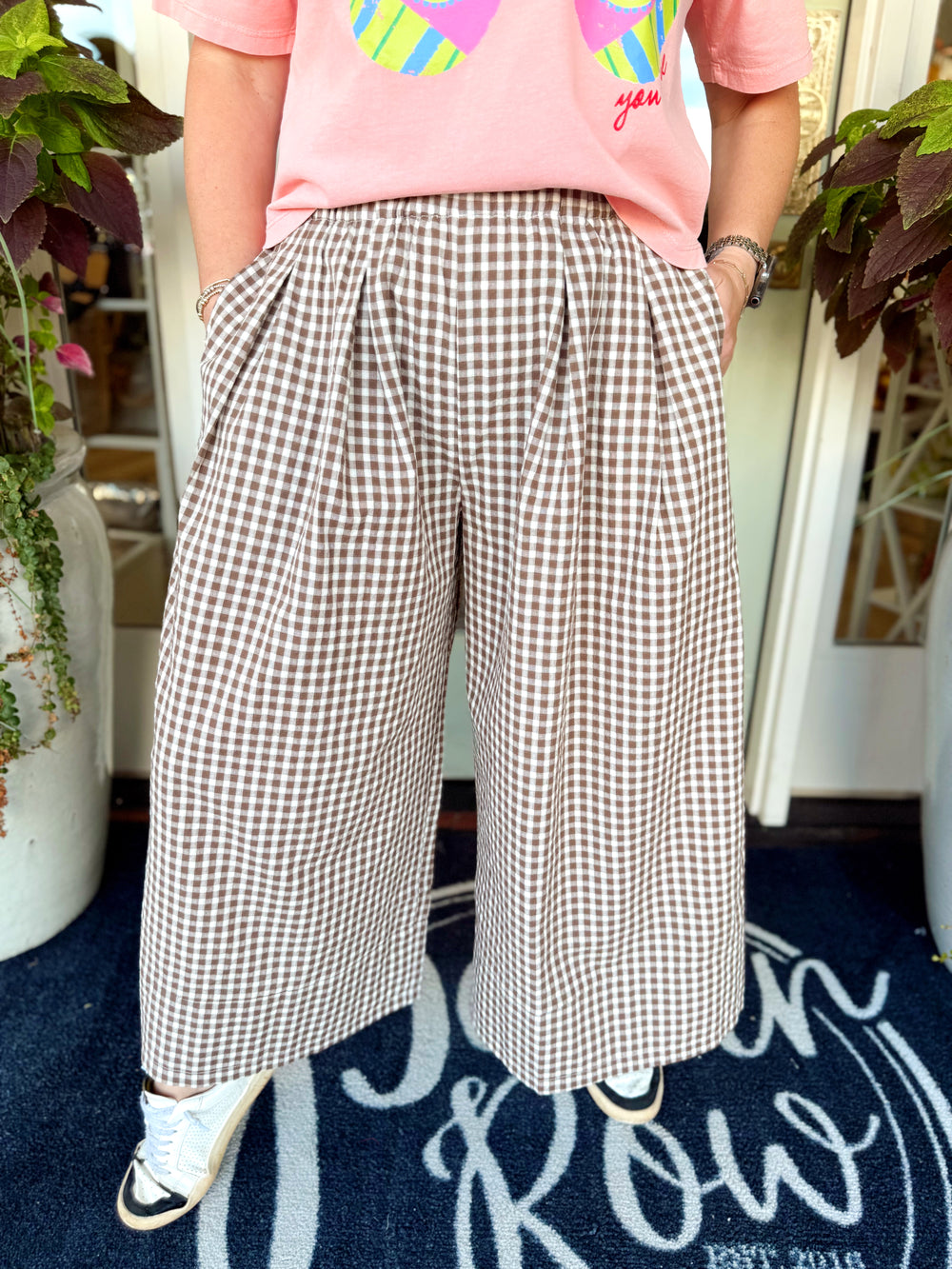 These mocha and cream gingham pants feature a relaxed wide-leg silhouette with pretty pleated detailing for a little extra shape and movement. 