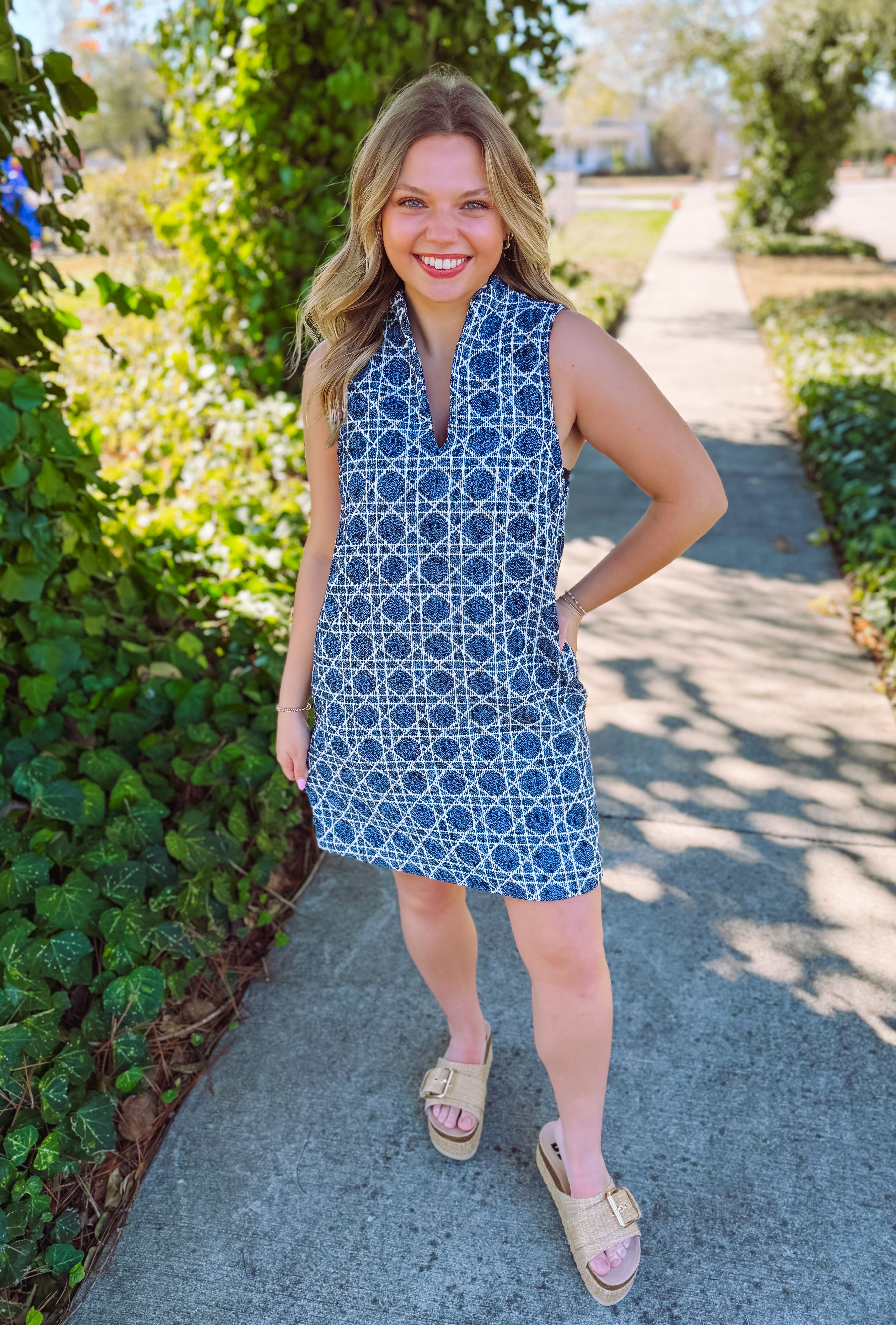 Blue abstract patterned v-neck dress with pockets 