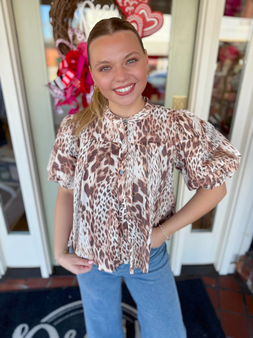 Leopard top with puff sleeves and functional front buttons 