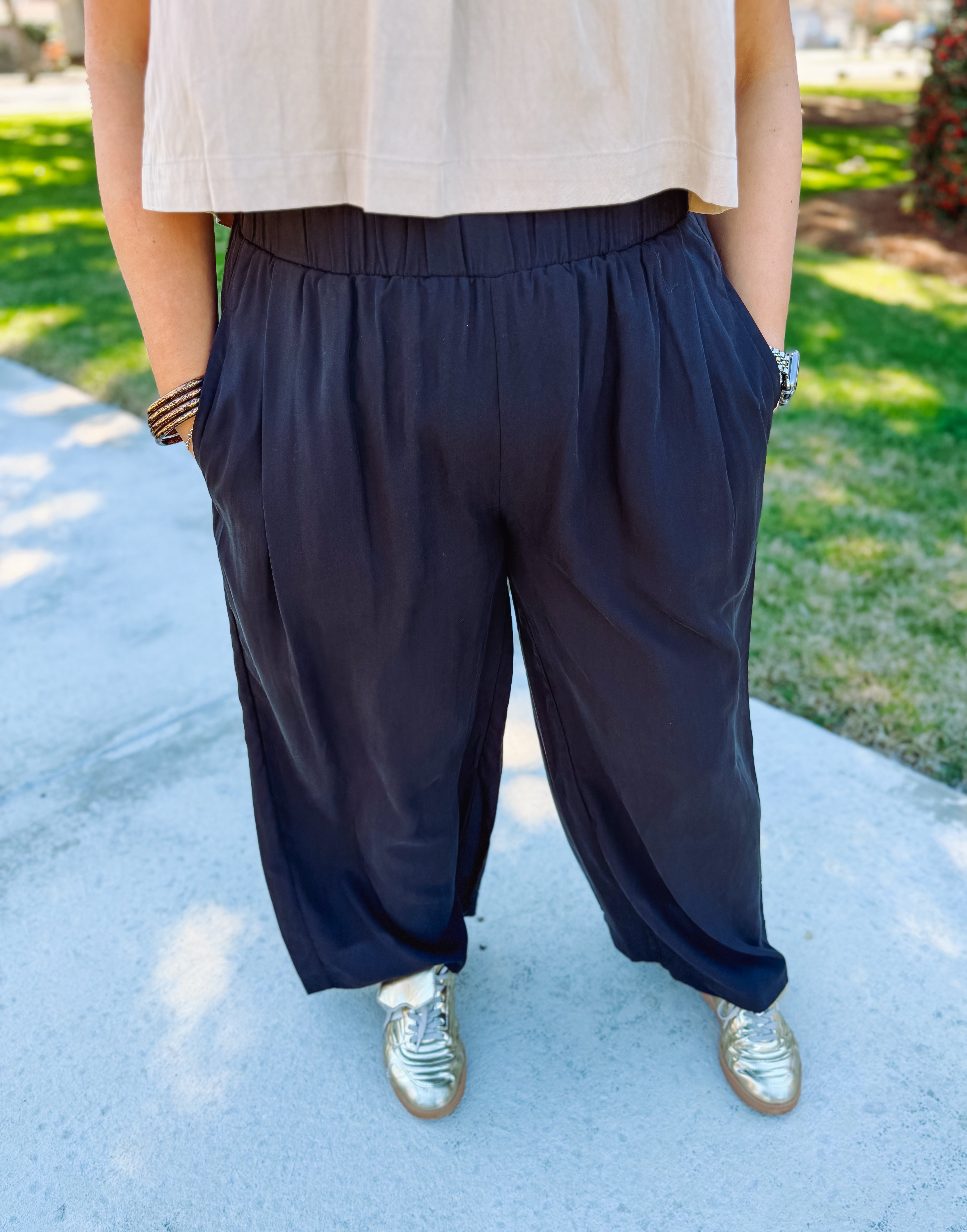 Black flowwy pants with elastic waistband 