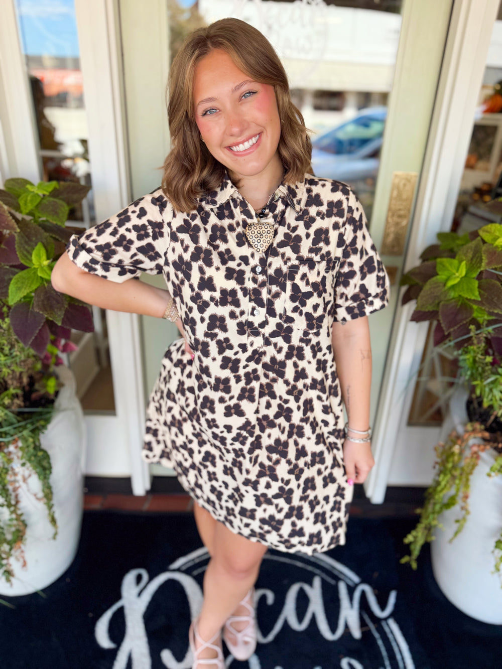  This butterfly print mini dress features short sleeves, a button-front closure, and a chest pocket for a casual, effortless feel. 
