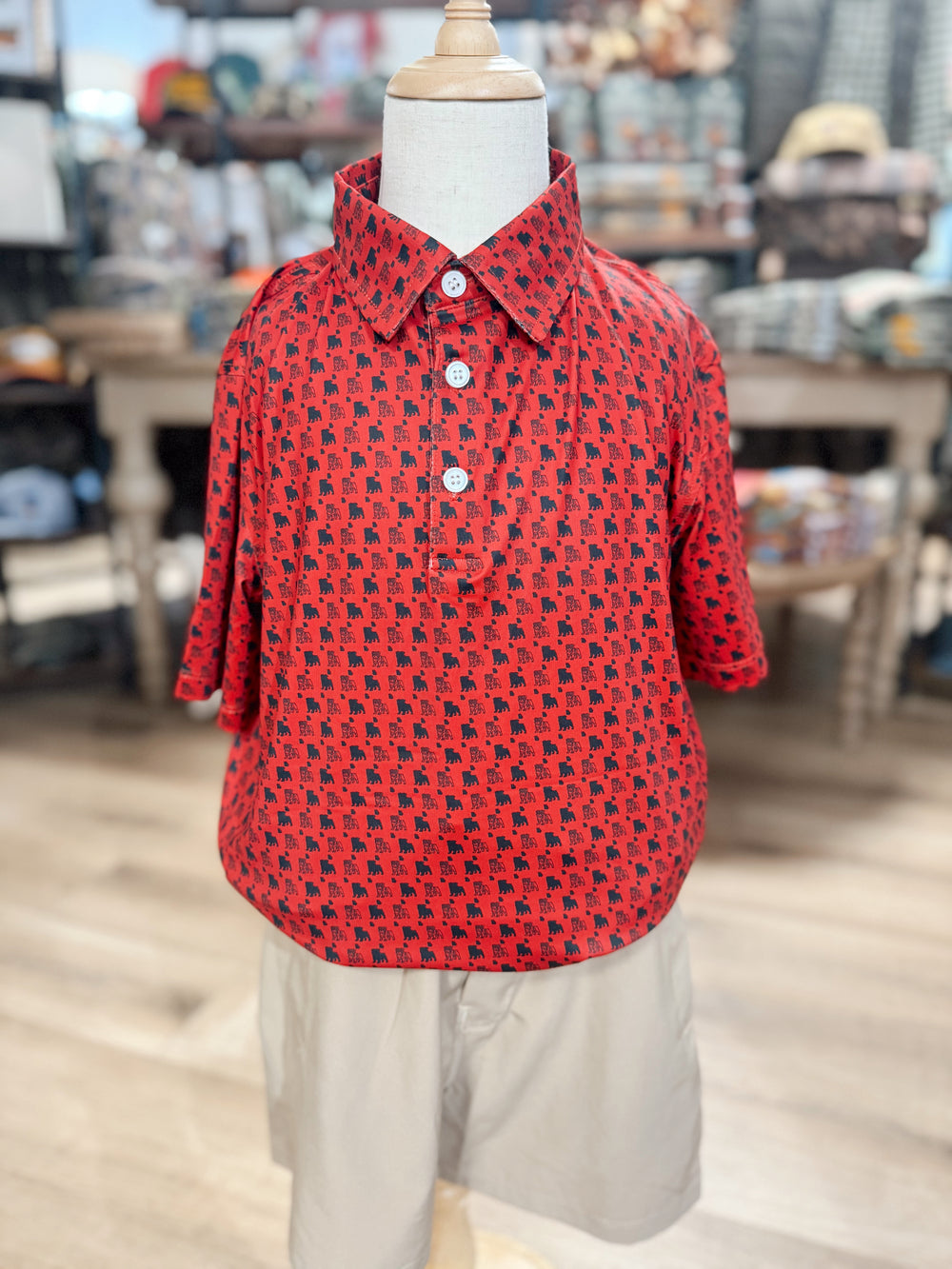 This boys performance polo features a bold red background with an allover black bulldog print, making it an easy pick for Georgia fans.