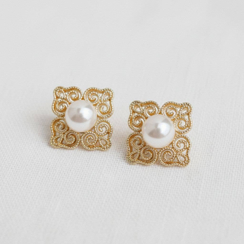 Auspicious Cloud Pearl Stud Earrings