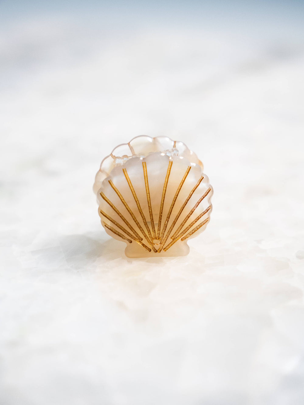 Shell-shaped mini clip