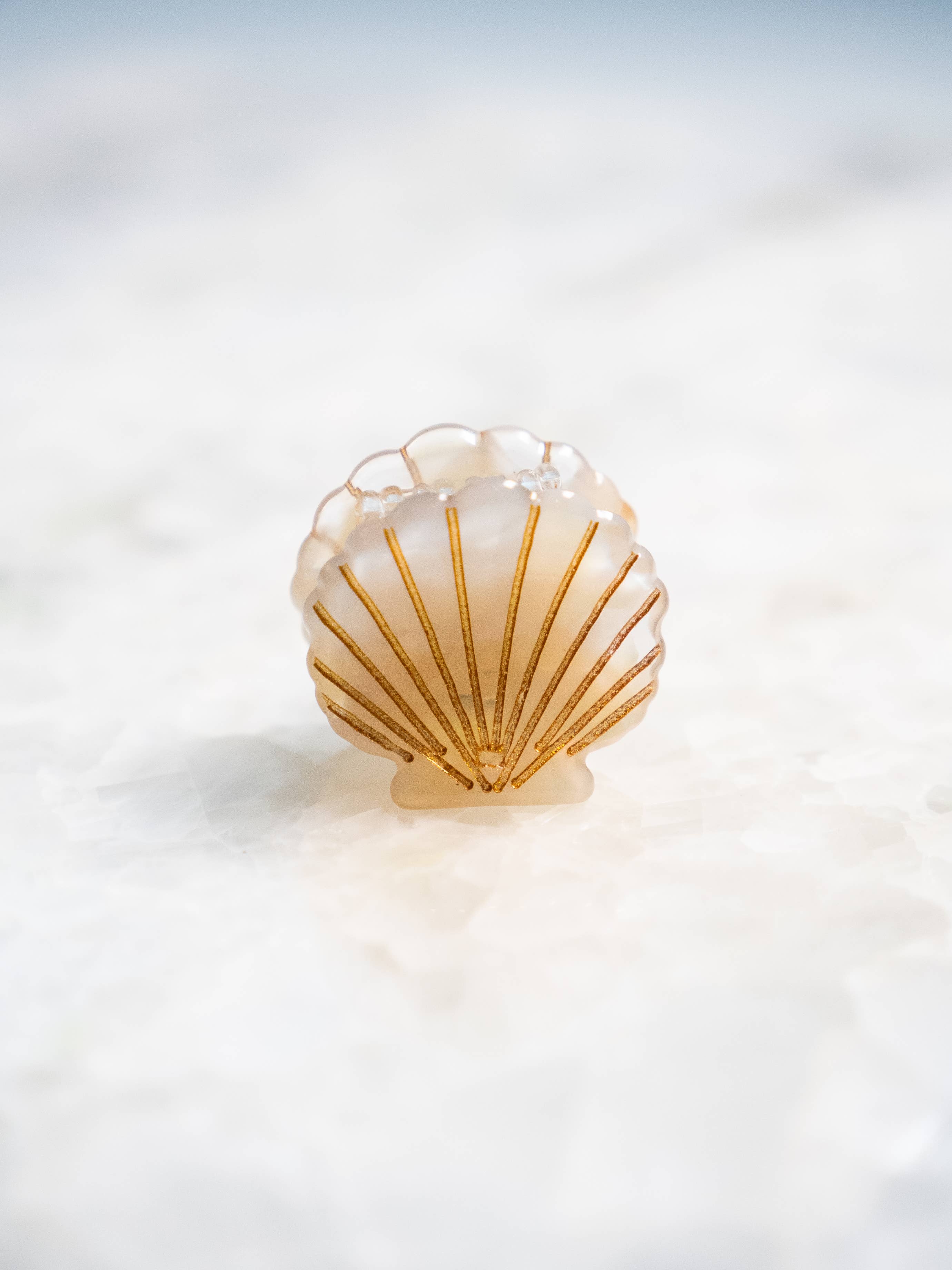 Shell-shaped mini clip