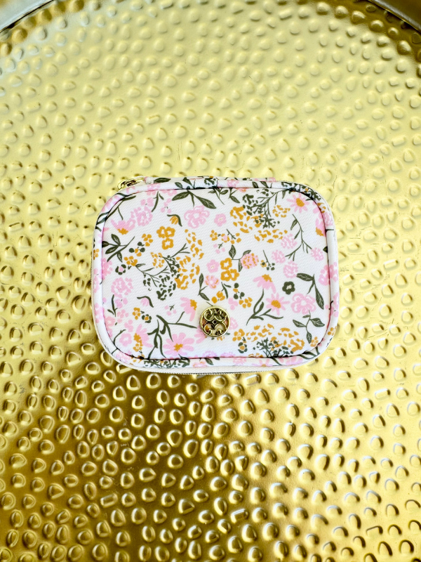  Featuring a clear interior case with eight individual compartments and a secure zip closure, this compact organizer makes it easy to keep vitamins, medications, and other small essentials neatly stored. 